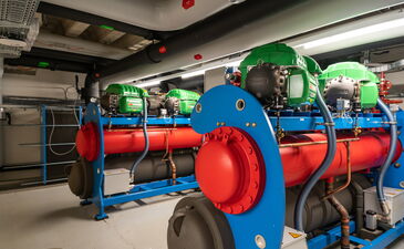 Photo d'une machine frigorifique Turbocor installée chez Maxon Motors en Suisse