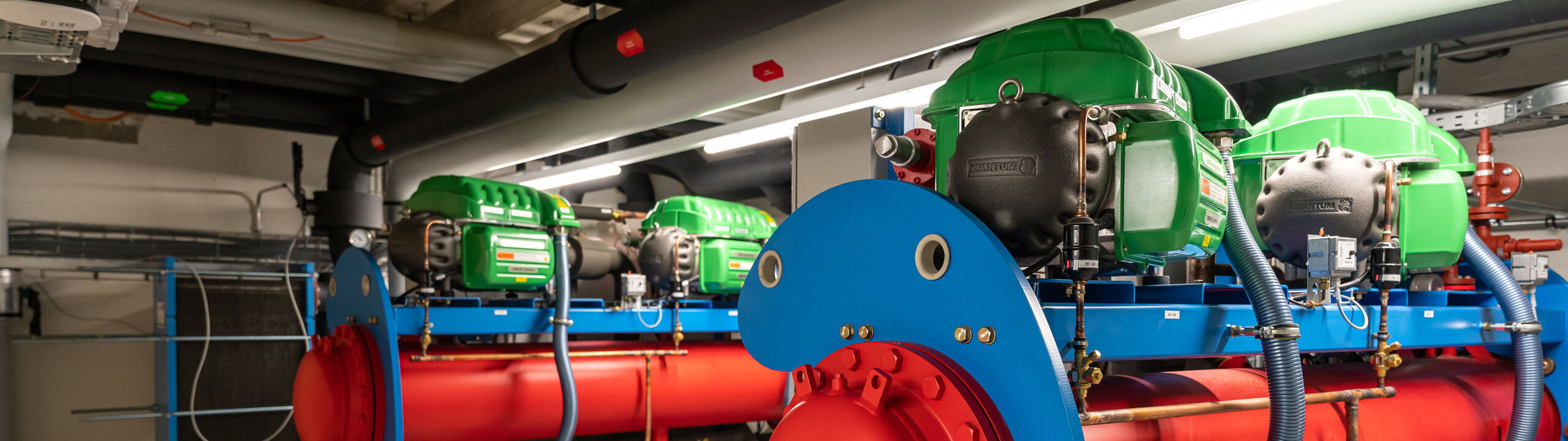 Photo d'une machine frigorifique Turbocor installée chez Maxon Motors en Suisse